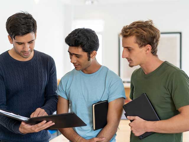 Your Online French Teacher explique comment conjuguer le mode l'impératif.

"Une personne attire l'attention des autres. Il dit 'regardez ici'. "